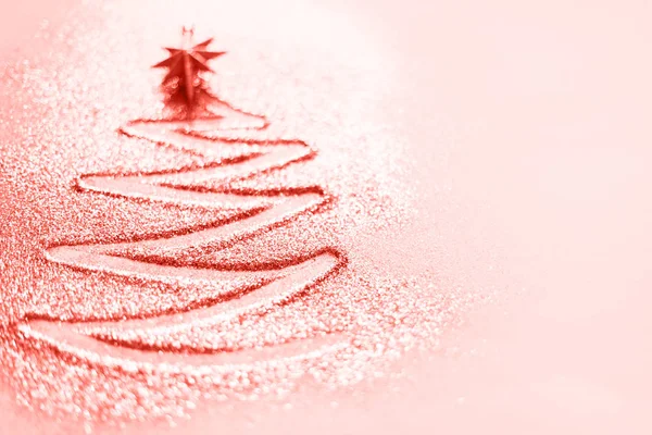 Tarjeta de felicitación con espacio para copiar. Árbol de Navidad con luces desenfocadas, bokeh en el fondo de color coral de moda. Invierno, concepto de año nuevo — Foto de Stock