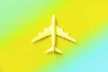 Beyaz uçak, neon renkli uçak. Kopya alanı olan gökkuşağı gradyan arkaplan. Üst manzara, düz yatış. Asgari tarz tasarım. Seyahat, tatil konsepti. Pankart.