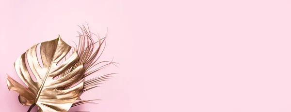 Floral minimale stijl concept. Exotische zomertrend. Gouden tropische palm monstera blad op pastel roze kleur achtergrond. Glanzend en sprankelend design, modeconcept. — Stockfoto