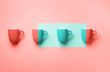 Pembe bardakların modayı mercan renginde. Doğum günü partisi kutlaması, bebek partisi konsepti. Pastel renkler. Pankart. Minimalist biçim tasarımı