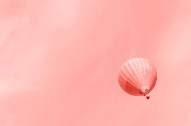 Seyahat, yaz ve turizm moda mercan renginde. Trip, yolculuk geçmişi. Gökyüzünde uçan mavi sıcak hava balonları. Boşluğu kopyala