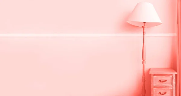 Lámpara de antorcha de piso, mesita de noche de madera, cortinas en el fondo de pared de color coral de moda. Banner con espacio de copia. Interior de la habitación minimalista. diseño de la habitación hildren — Foto de Stock