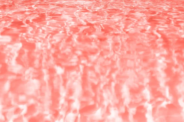 Close-up abstracte waterstructuur. Zwembad water in trendy koraal kleur achtergrond. Kopieer ruimte, bovenaanzicht. — Stockfoto