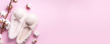Pompon ve pamuk çiçekli çıplak ev terlikleri ve pembe arka planda fotokopi alanı. Üst Manzara. Uzayı kopyala Rahat ev ayakkabıları. Güzel ev ve spa, vücut tedavi konsepti.