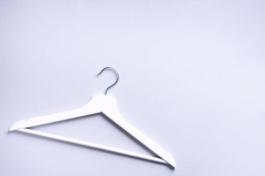 Gri arkaplanda asılı beyaz elbise ve fotokopi alanı var. Düz yatıyordu. Minimalizm tarzı. Yaratıcı düzen. Moda, mağaza satışı, alışveriş konsepti. Kadınsı blog için afiş