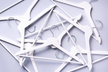 Gri arkaplanda asılı beyaz elbise ve fotokopi alanı var. Düz yatıyordu. Minimalizm tarzı. Yaratıcı düzen. Moda, mağaza satışı, alışveriş konsepti. Kadınsı blog için afiş