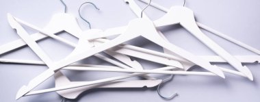 Gri arkaplanda asılı beyaz elbise ve fotokopi alanı var. Düz yatıyordu. Minimalizm tarzı. Yaratıcı düzen. Moda, mağaza satışı, alışveriş konsepti. Kadınsı blog için afiş