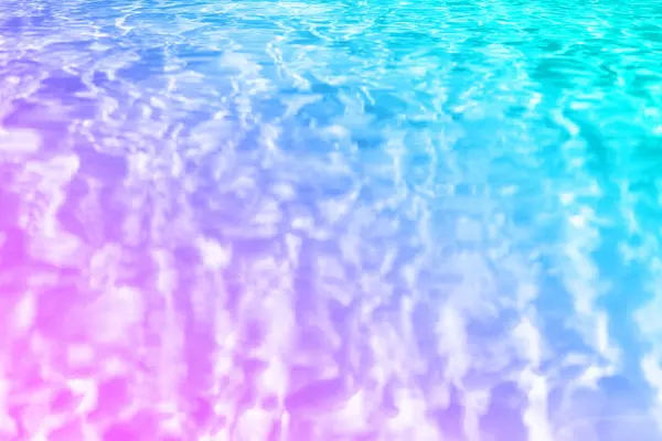 Κοντινό πλάνο αφηρημένη υφή του νερού. Νερό πισίνας σε μοντέρνα χρώματα νέον. Ουράνιο τόξο κλίση φόντο με αντίγραφο χώρο. Άνω όψη — Φωτογραφία Αρχείου