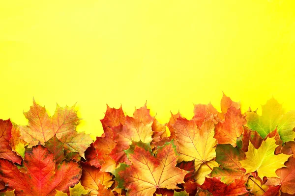 Sfondo autunnale. Concetto di stagione e meteo. Foglie autunnali colorate su carta gialla con spazio per copia. Accogliente umore autunno . — Foto Stock