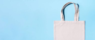 Yeşil arka planda yeniden kullanılabilir tekstil torbası. Kopya alanı ile sıfır atık kavramı. Sıfır atık, plastiksiz konsept. Üst Manzara. Çevre dostu ağ tüccarı. Pankart