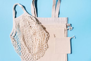 Yeşil arka planı olan ağ ve pamuk torbaları. Sürdürülebilir yaşam tarzı. Sıfır atık. Plastik yok.