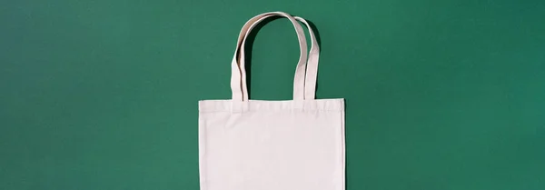 Toile sac fourre-tout toile et sacs en tissu de lin avec cordon de serrage sur fond vert avec espace de copie. Vue de dessus. Zéro déchet, concept sans plastique. Acheteur respectueux de l'environnement . — Photo