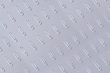 Pastel gri arka planda beyaz ataçlar. Üst manzara, düz yatış. Okul konseptine geri dönelim. Üniversite, enstitü eğitimi, ofis işi