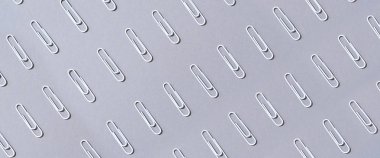 Gri arkaplanda beyaz ataç deseni. Okula dönelim. Ofis, iş, evrak işleri, eğitim kavramı. Pankart