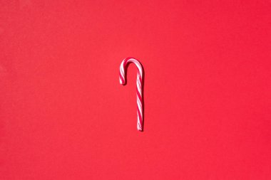 Kırmızı arka planda fotokopi alanı olan Noel şekeri kamışı. Üst Manzara. Noel ve Yeni Yıl 'da tebrik kartı. Minimum festival konsepti