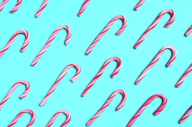 Mavi arka planda Noel şekeri deseni. Üst Manzara. Düz yatıyordu. Yaratıcı asgari konsept. Noel ve Yeni Yıl 'da tebrik kartı. Sanat bileşimi.