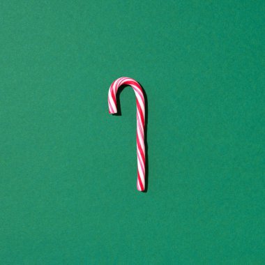 Yeşil zemin üzerinde noel şekeri ve fotokopi alanı. Üst Manzara. Noel ve Yeni Yıl 'da tebrik kartı. Minimum festival konsepti