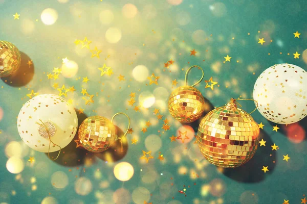 Kerstcompositie. Vlakke lay, bovenaanzicht. Disco bal bauble, ster schittert. Minimaal nieuwjaarsfeest concept. Kerst wit en goud decoraties op groene achtergrond met kopieerruimte. — Stockfoto