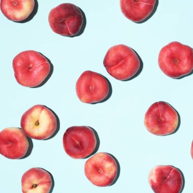 Şeftali deseni pastel mavi arka planda. Taze meyvelerden yapılmış çerçeve. Düz konum, üst görünüm, kopyalama alanı. Vejetaryen ve vejetaryen diyeti