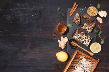 Sağlıklı sıcak içecek için gerekli malzemeler. Limon, zencefil, nane, bal, elma ve baharatlar siyah arka planda. Uzayı kopyala Üst Manzara. Alternatif tıp konsepti. Temiz yemek, detoks.