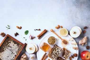 Sağlıklı sıcak içecek için gerekli malzemeler. Limon, zencefil, nane, bal, elma ve baharatlar gri beton arka planda. Uzayı kopyala Üst Manzara. Alternatif tıp konsepti. Temiz yemek, detoks.