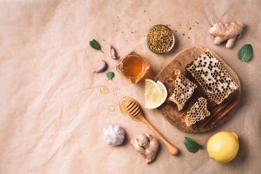 Sağlıklı sıcak içecek için gerekli malzemeler. Limon, zencefil, nane, bal, elma ve baharat. Uzayı kopyala Üst Manzara. Alternatif tıp konsepti. Temiz yemek, detoks.