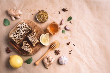 Sağlıklı sıcak içecek için gerekli malzemeler. Limon, zencefil, nane, bal, elma ve baharat. Uzayı kopyala Üst Manzara. Alternatif tıp konsepti. Temiz yemek, detoks.
