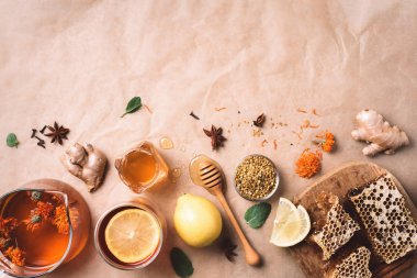 Sağlıklı sıcak içecek için gerekli malzemeler. Limon, takvim, zencefil, nane, bal, elma ve baharat. Uzayı kopyala Üst Manzara. Alternatif tıp konsepti. Temiz yemek, detoks.