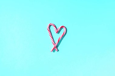 Noel şeker kamışı kalbi mavi arka planda fotokopi alanı ile. Üst Manzara. Aşk, Sevgililer Günü konsepti. Yeni yıl ve Noel kartı