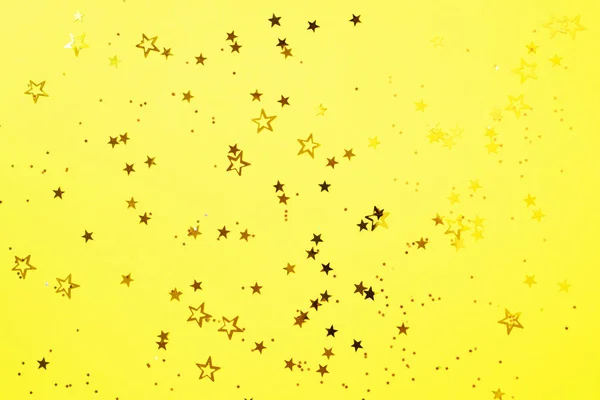 Estrela dourada brilha no fundo amarelo. Conceito de Natal e Ano Novo. Cenário festivo com espaço de cópia — Fotografia de Stock