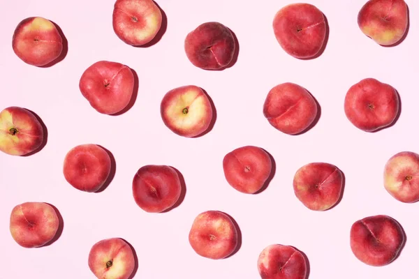 Modello di pesche su sfondo rosa pastello. Telaio fatto di frutta fresca. Posa piatta, vista dall'alto, copiare spazio. Dieta vegana e vegetariana — Foto Stock