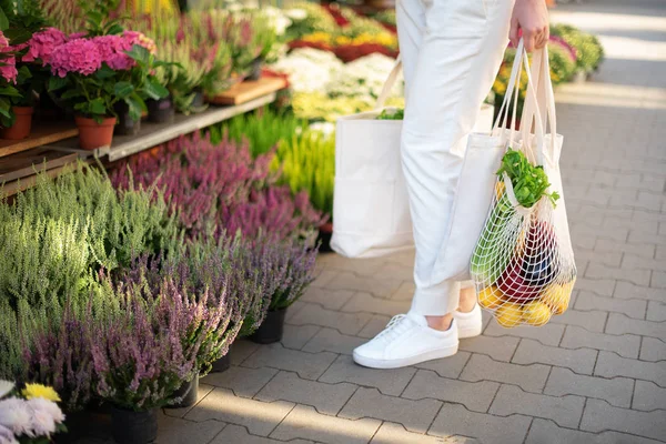 Concepto de cero residuos con espacio de copia. Mujer sosteniendo algodón shopper y bolsas de compras de malla reutilizable con verduras, productos. Comprador de malla ecológico. Cero residuos, concepto libre de plástico. —  Fotos de Stock