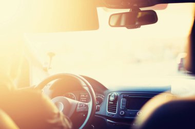 Arabasını kullanan bir iş adamı. Bulanık seyahat arka planı, klasik tonlu efekt, güneşli bokeh. Trip, yol kavramı. Ehliyet sınavı, sınav.