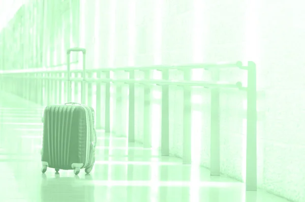 Pakiety podróży walizka, lotnisko. Letni urlop koncepcja. Podróżny bagaż, brązowy bagażu w pustej hali wnętrza. Miejsce — Zdjęcie stockowe