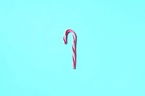 Vánoční cukrová třtina na modrém pozadí s kopírovacím prostorem. Horní pohled. Pozdrav na Vánoce a Nový rok. Minimální slavnostní koncept — Stock fotografie
