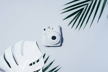 Vilnius, Litvanya - 16 Eylül 2019: Fujifilm Instax Mini Gri arkaplanda Anlık Film Kamerası.