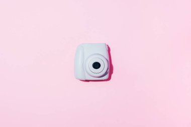 Vilnius, Litvanya - 16 Eylül 2019: Fujifilm Instax Mini Anlık Kamera pembe arka planda.