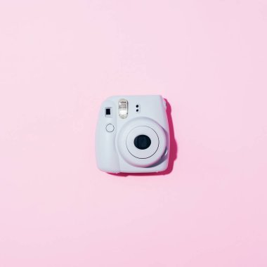 Vilnius, Litvanya - 16 Eylül 2019: Fujifilm Instax Mini Anlık Kamera pembe arka planda.