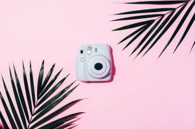 Vilnius, Litvanya - 16 Eylül 2019: Fujifilm Instax Mini Anlık Kamera pembe arka planda.