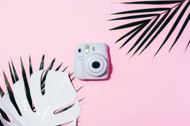 Vilnius, Litvanya - 16 Eylül 2019: Fujifilm Instax Mini Anlık Kamera pembe arka planda.