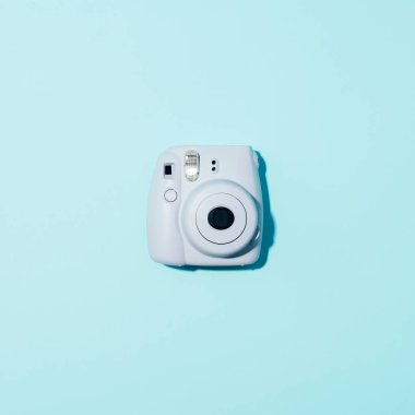 Vilnius, Litvanya - 16 Eylül 2019: Fujifilm Instax Mini Gri arkaplanda Anlık Film Kamerası.