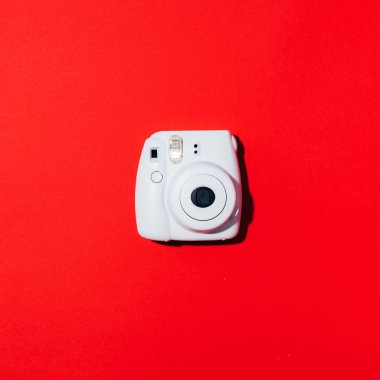 Vilnius, Litvanya - 16 Eylül 2019: Fujifilm Mini Instant Kamera kırmızı arkaplanda.