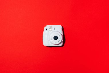 Vilnius, Litvanya - 16 Eylül 2019: Fujifilm Mini Instant Kamera kırmızı arkaplanda.
