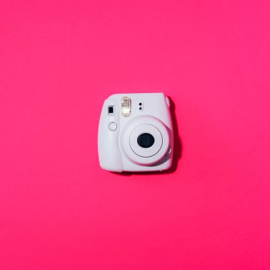 Vilnius, Litvanya - 16 Eylül 2019: Fujifilm Instax Mini Gri arkaplanda Anlık Film Kamerası.