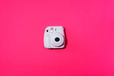 Vilnius, Litvanya - 16 Eylül 2019: Fujifilm Instax Mini Gri arkaplanda Anlık Film Kamerası.