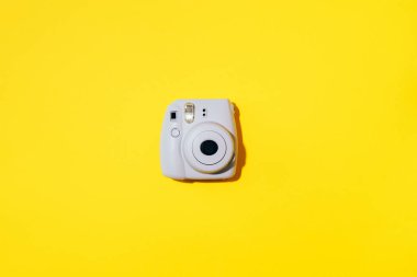 Vilnius, Litvanya - 16 Eylül 2019: Fujifilm Instax Mini Anlık Kamera sarı arka planda.