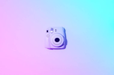 Vilnius, Litvanya - 16 Eylül 2019: Fujifilm Instax Mini Neon Gradyan Arkaplan Kamerası.