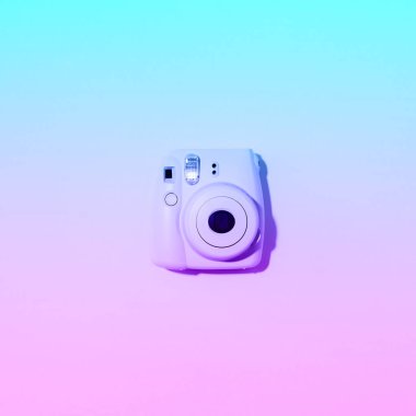 Vilnius, Litvanya - 16 Eylül 2019: Fujifilm Instax Mini Neon Gradyan Arkaplan Kamerası.