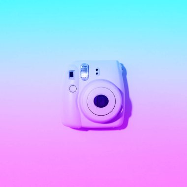 Vilnius, Litvanya - 16 Eylül 2019: Fujifilm Instax Mini Neon Gradyan Arkaplan Kamerası.