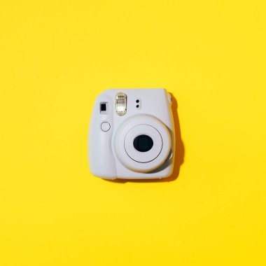 Vilnius, Litvanya - 16 Eylül 2019: Fujifilm Instax Mini Anlık Kamera sarı arka planda.